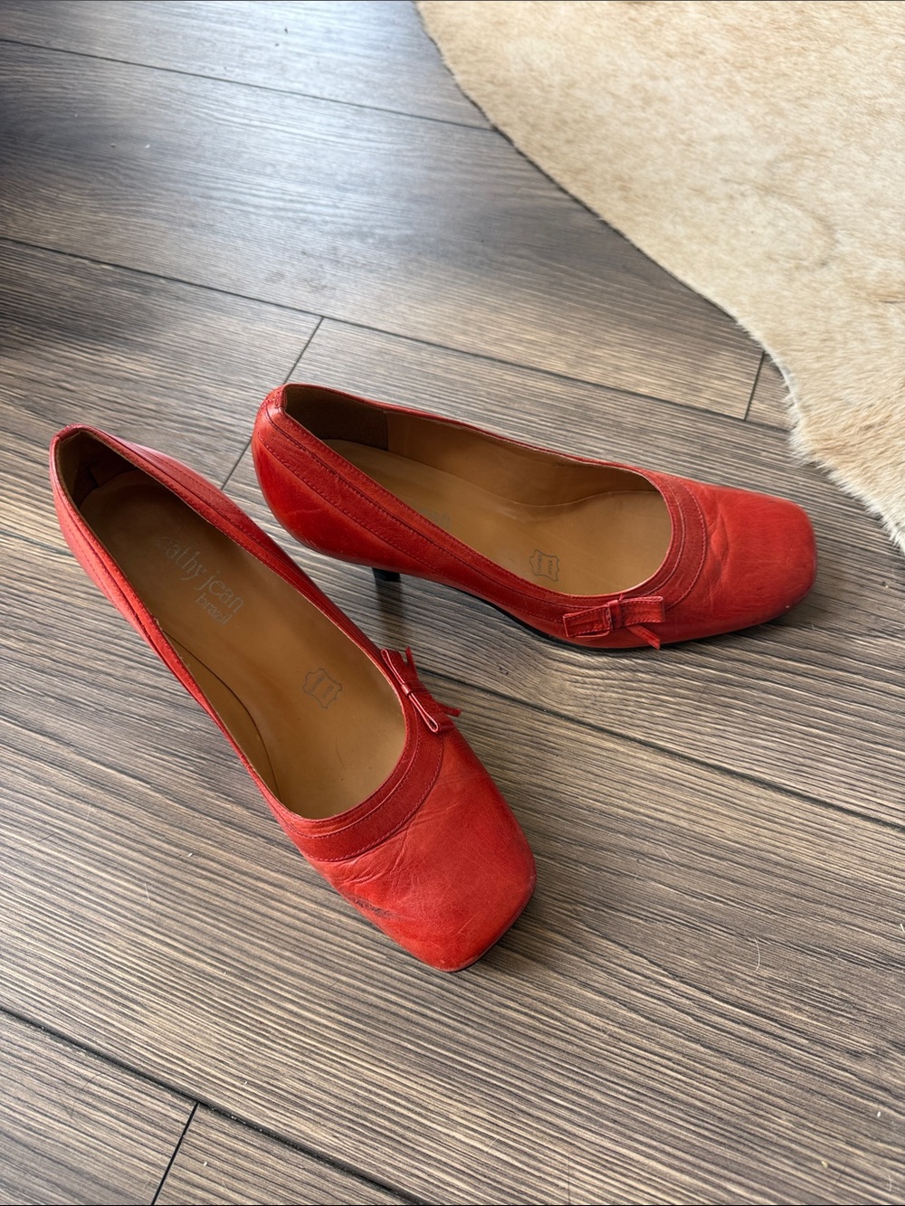 VTG Cathy Jean red leather square-toe pumps feature a classic low kitten heel